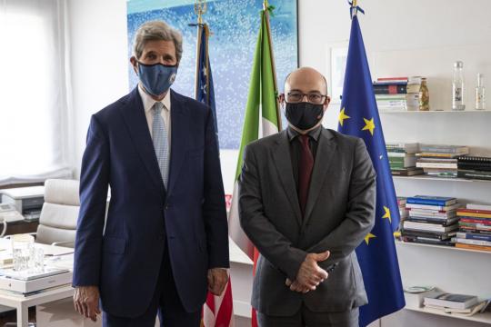 Il ministro Roberto Cingolani e l'inviato Usa per il clima John Kerry