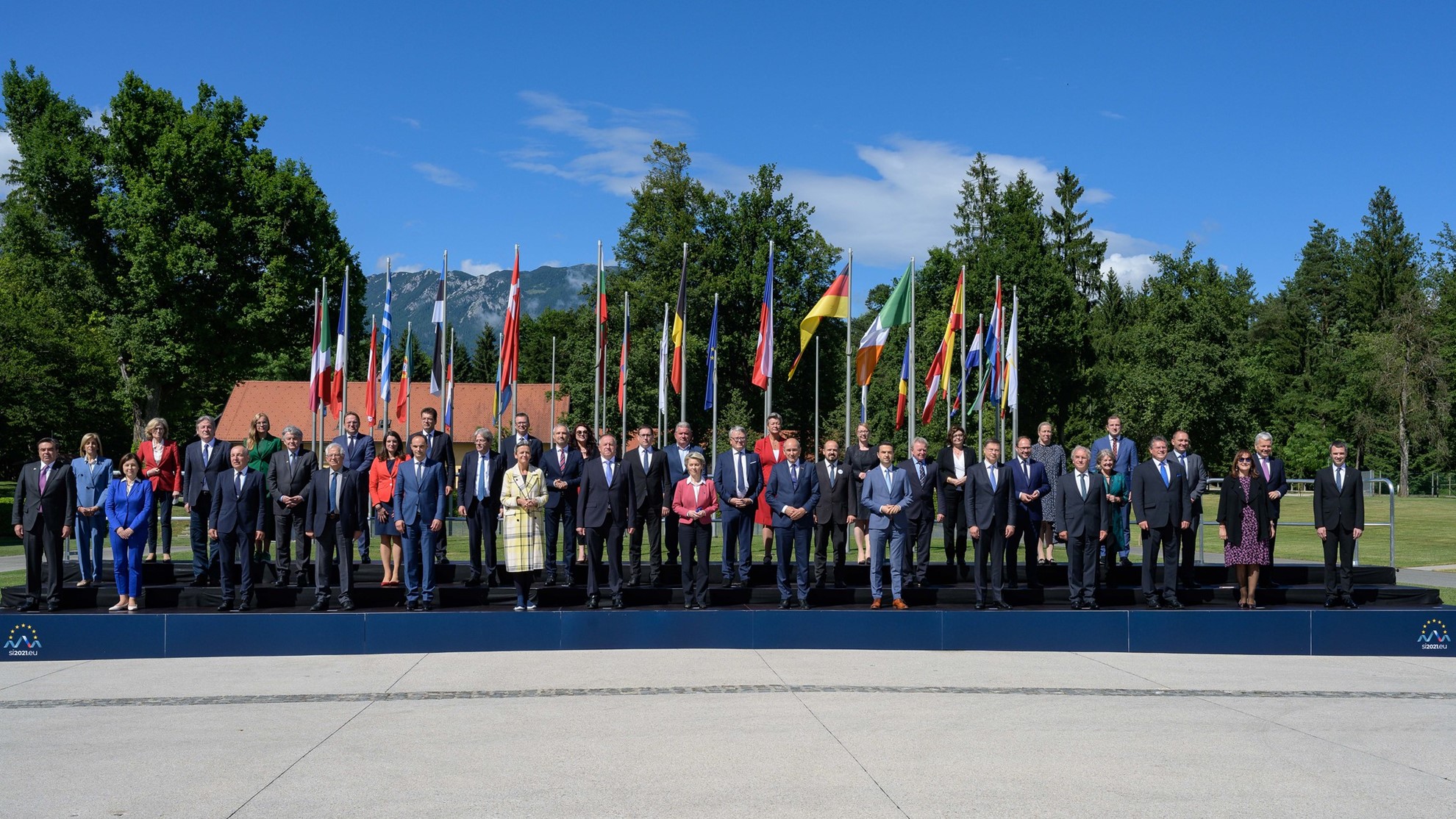 fotografia di gruppo – Rappresentanti del governo sloveno e della Commissione europea